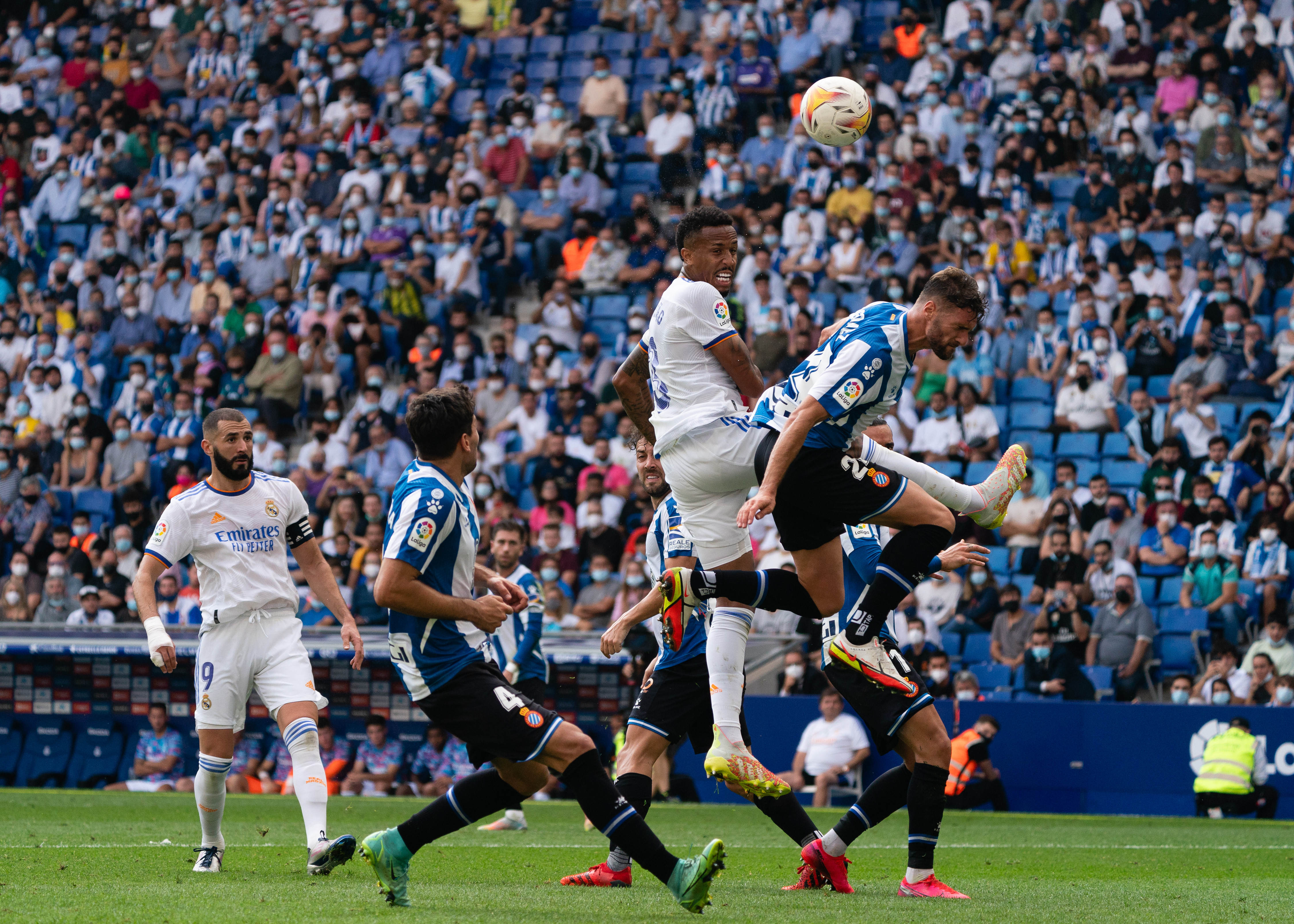 c7娱乐-足球赛事集锦回顾，经典比赛震撼人心