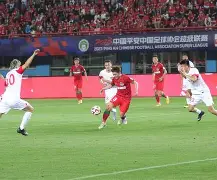 c7娱乐-中超联赛局势紧张：劲旅一决雌雄，胜负悬于一线